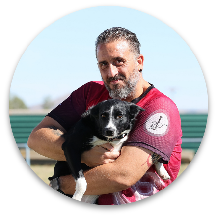 Iván abrazado a una Border Collie